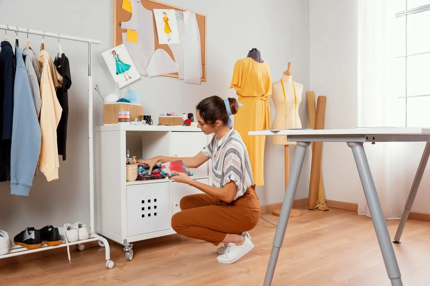 Ganzkörperaufnahme einer Frau, die Stoffe hält