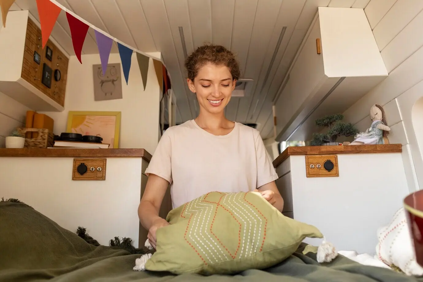 Eine Nomadenfamilie, die in einem Van reist und lebt.