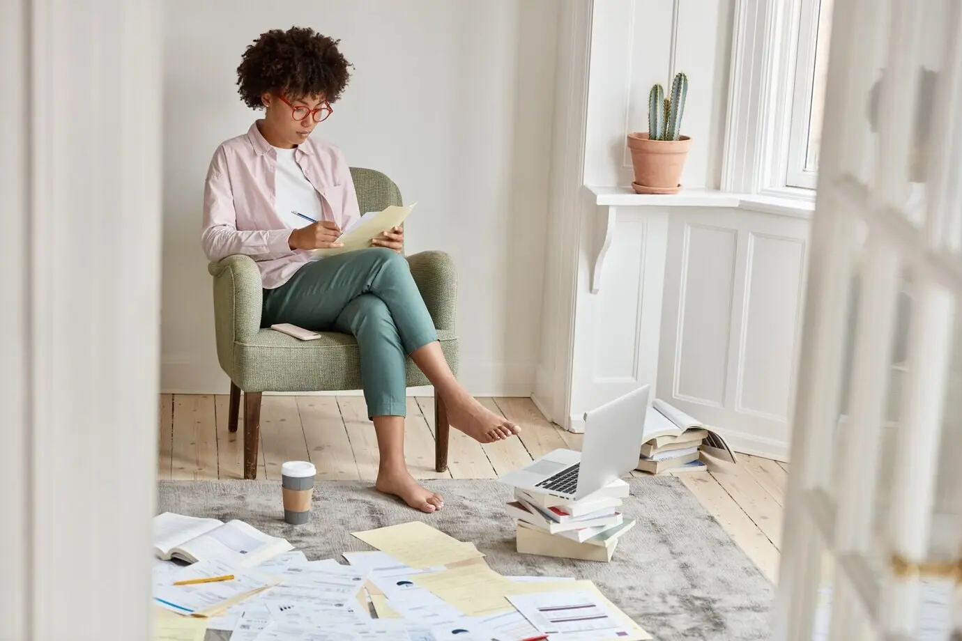 Attraktive(r) Unternehmer(in) bei der Arbeit zu Hause