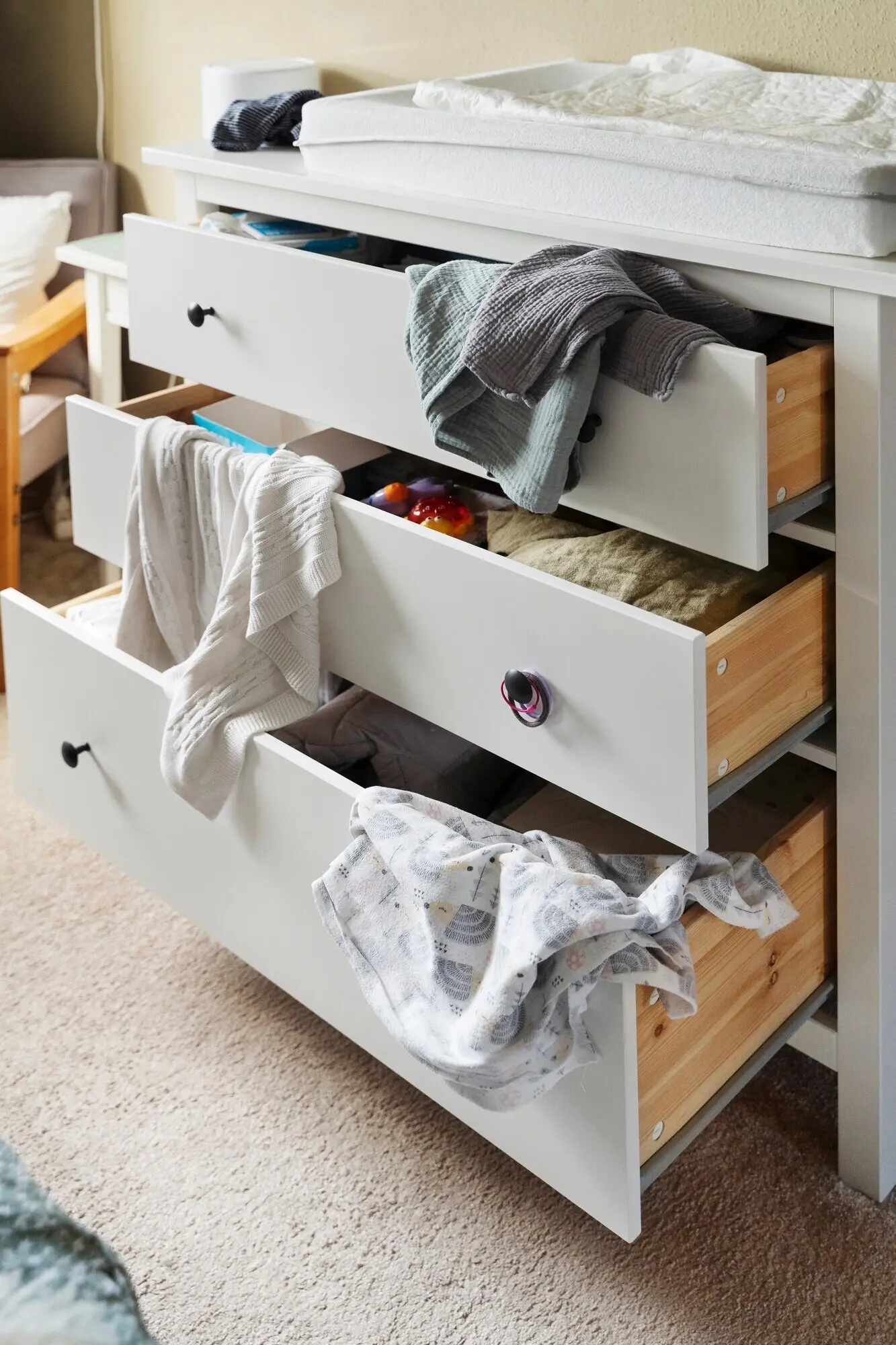 Konzept eines schmutzigen Zuhauses mit Kleiderschrank aus hoher Perspektive