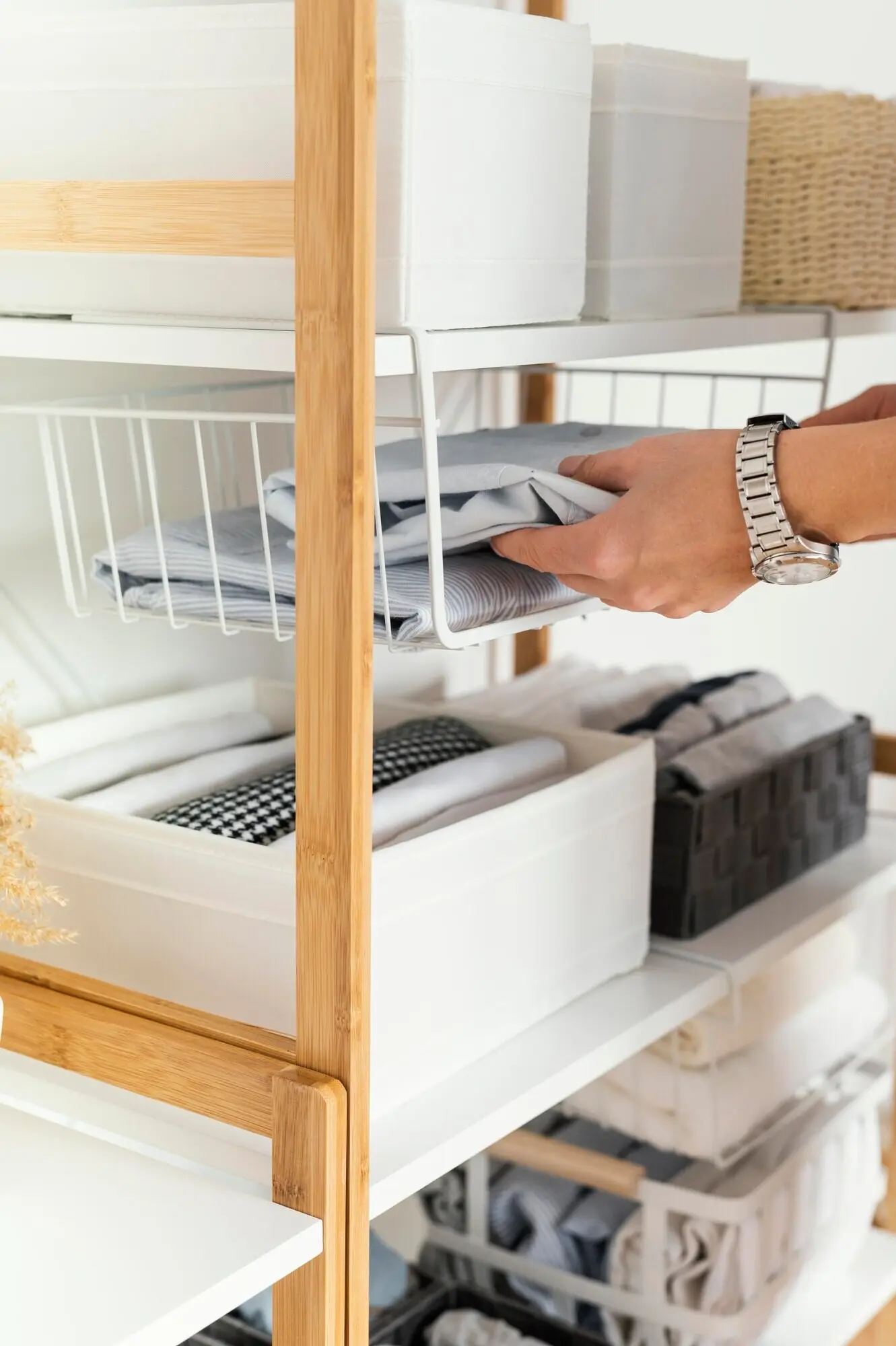 Geordneter Schrank zu Hause